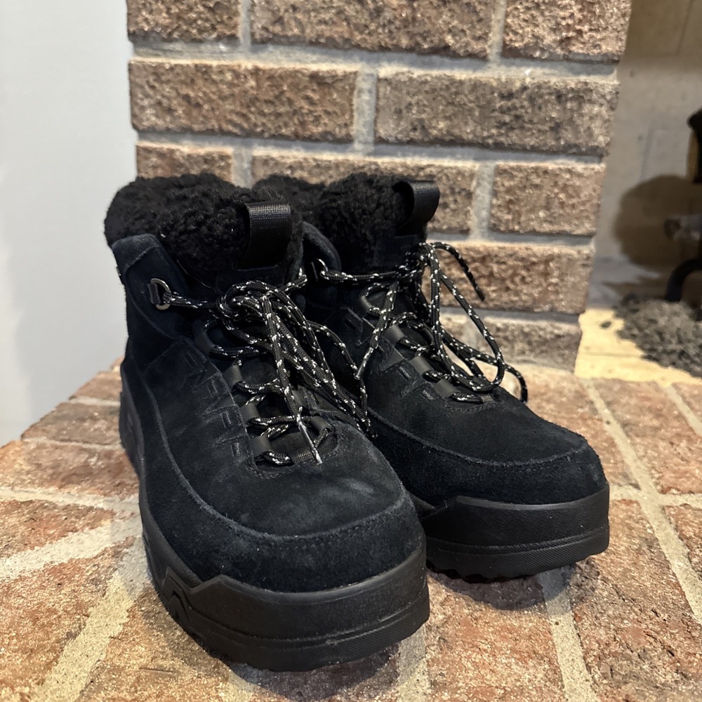 UGG Terrettrail Cozy Lace Up Black Suede Sheepskin Womens US Size 10‎